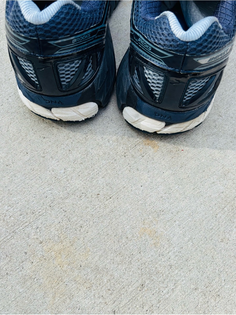 Brooks Beast 16 Men’s Running Athletic Shoes — Navy with Gold accents size 10.5 - Picture 3 of 9